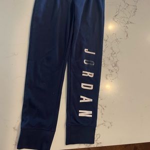 Boys Air Jordan jogger size 6-7